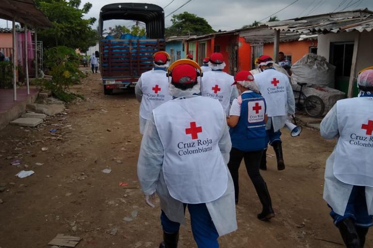 Personas de la Cruz Roja caminando